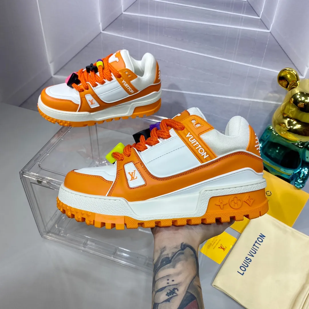 👟👟Ex-factory price 840 𝙇𝙑 𝟐𝟎𝟐4/𝐒𝐒 𝐧𝐞𝐰 Louis Vuitton catwalk skateboard shoes are popular, LOUIS VUITTON Trainer is undoubtedly one of the most successful Sneakers launched by luxury brands, but the pace of exploration will not stop. LOUISVUITTON will also bring a new series of skateboard shoes in the spring of 2023. The new series in the picture returns to the 90s Chunky Skate Shoes bread shoes, with leather and mesh uppers. The fat silhouette and thick shoelaces are very eye-catching. It is expected to have quite a few colors like the Trainer. Judging from the previous DIOR show skate shoes, this chunky style may be even stronger next year. Size: Female 35-40 Male 39-46